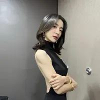 Tampil dengan gaun hitam yang cukup terbuka, Park Ji Hyun cukup dengan mengenakan makeup tipis blush dan liptsik saja. @voyavivirel