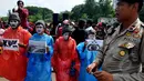 Seorang petugas kepolisian tampak mengawal aksi ratusan mahasiswa di depan Istana Negara, Jakarta, Jumat (30/1/2015). (Liputan6.com/Johan Tallo)
