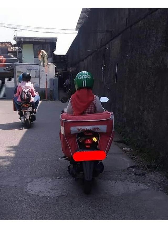 Atribut Driver Ojek Online Ini Bikin Ketawa Geli
