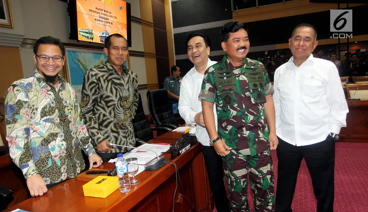 Menhan Ryamizard Ryacudu serta Panglima TNI Marsekal Hadi Tjahjanto, Ketua Komisi I DPR Abdul Kharis Almasyhari, Wakil Ketua Hanafi Rais, dan Effendi Simbolon saat rapat kerja di Kompleks Parlemen, Senayan, Jakarta, Senin (29/1). (Liputan6.com/JohanTallo)