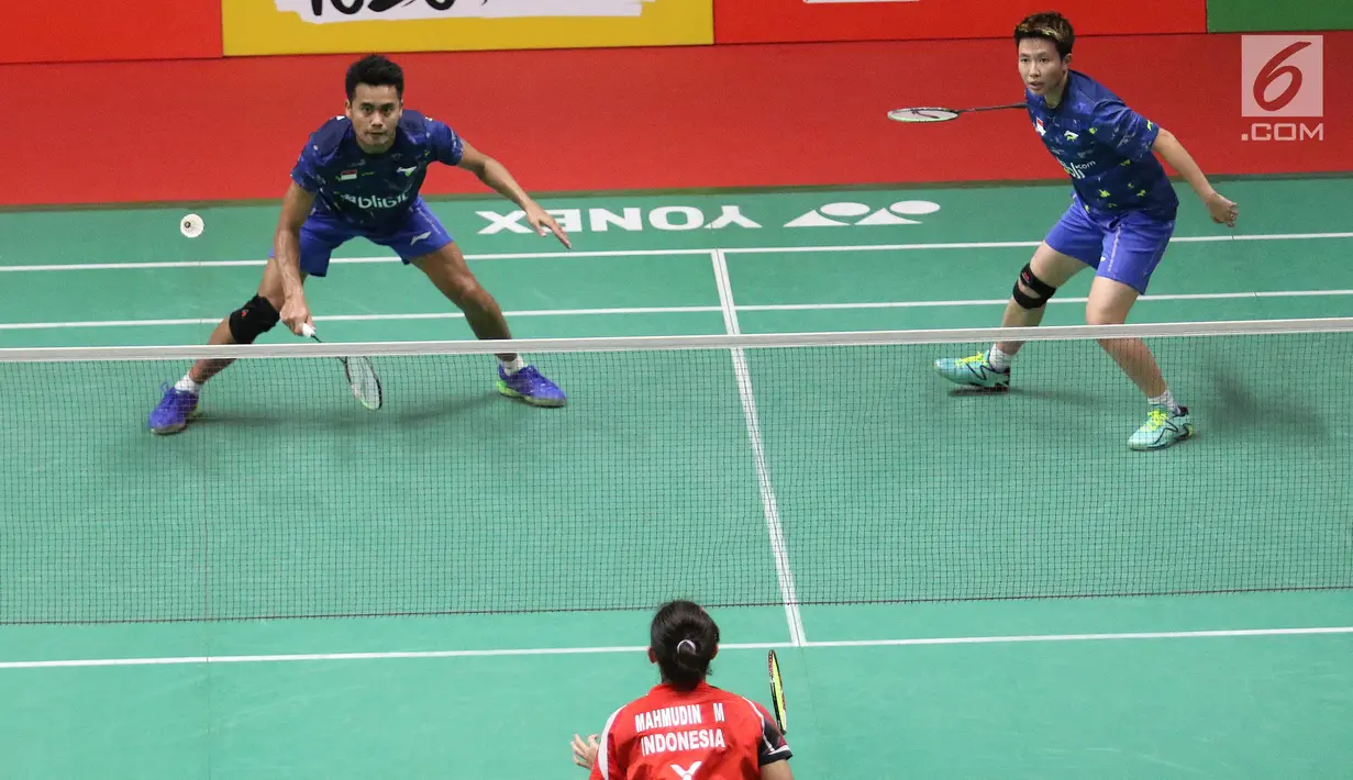 Ganda campuran Indonesia, Tontowi Ahmad/Liliyana Natsir mengembalikan kok ke arah rival senegara, Riky Widianto/Masita Mahmudin pada laga perdana Indonesia Masters 2018 di Jakarta, Selasa (23/1). Owi/Butet menang 23-21, 21-17. (Liputan6.com/Angga Yuniar)