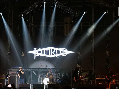 Grup band rock Jamrud beraksi dalam konser musik The 90's Festival di Jakarta, Sabtu (23/11/2019). Ada delapan lagu yang dibawakan Jamrud 90’s Festival Day 1, diantaranya Surti Tejo, Pelangi di Matamu, Selamat Ulang Tahun, dan ditutup dengan lagu Putri. (Liputan6.com/Herman Zakharia)