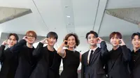 Direktur Jenderal UNESCO Audrey Azoulay (tengah) dan anggota boy grup K-pop Seventeen berpose selama sesi pemotretan sebelum upacara penunjukkan mereka sebagai Duta Pemuda di kantor pusat UNESCO di Paris, Prancis. (Dok. UNESCO)