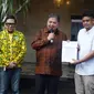 Ketum Partai Golkar Airlangga Hartarto (kedua dari kanan) memberikan surat dukungan kepada Bobby Nasution (kanan) maju sebagai cagub di Pilkada Sumut (2024). Dukungan ini membuat asa Musa Rajekshah alias Ijeck maju sebagai cagub Sumut terhenti. (Merdeka.com)