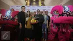 Calon Gubernur Banten Rano Karno foto bersama dengan sejumlah artis saat menghadiri  pemutaran perdana Film berjudul ‘The Last Barongsai’ di Jakarta, Jumat (20/1). Film ini diproduksi oleh Karnos Film. (Liputan6.com/Faizal Fanani)
