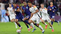 Pemain Jerman, Jamie Leweling (tengah kanan) menggiring bola untuk melewati pemain Belanda pada laga lanjutan Grup A3 UEFA Nations League di Allianz Arena, Jerman, Selasa (15/10/2024) dini hari WIB. (AFP/Odd Andersen)