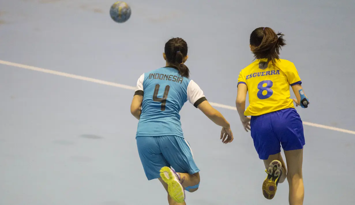 Pebola tangan putri Indonesia, Gadis Risma, beradu cepat dengan pebola tangan putri Filipina, Ysabel Esguerra, pada International Handball Federation Trophy 2016 di Jakarta, Sabtu (5/3/2016). (Bola.com/Vitalis Yogi Trisna)