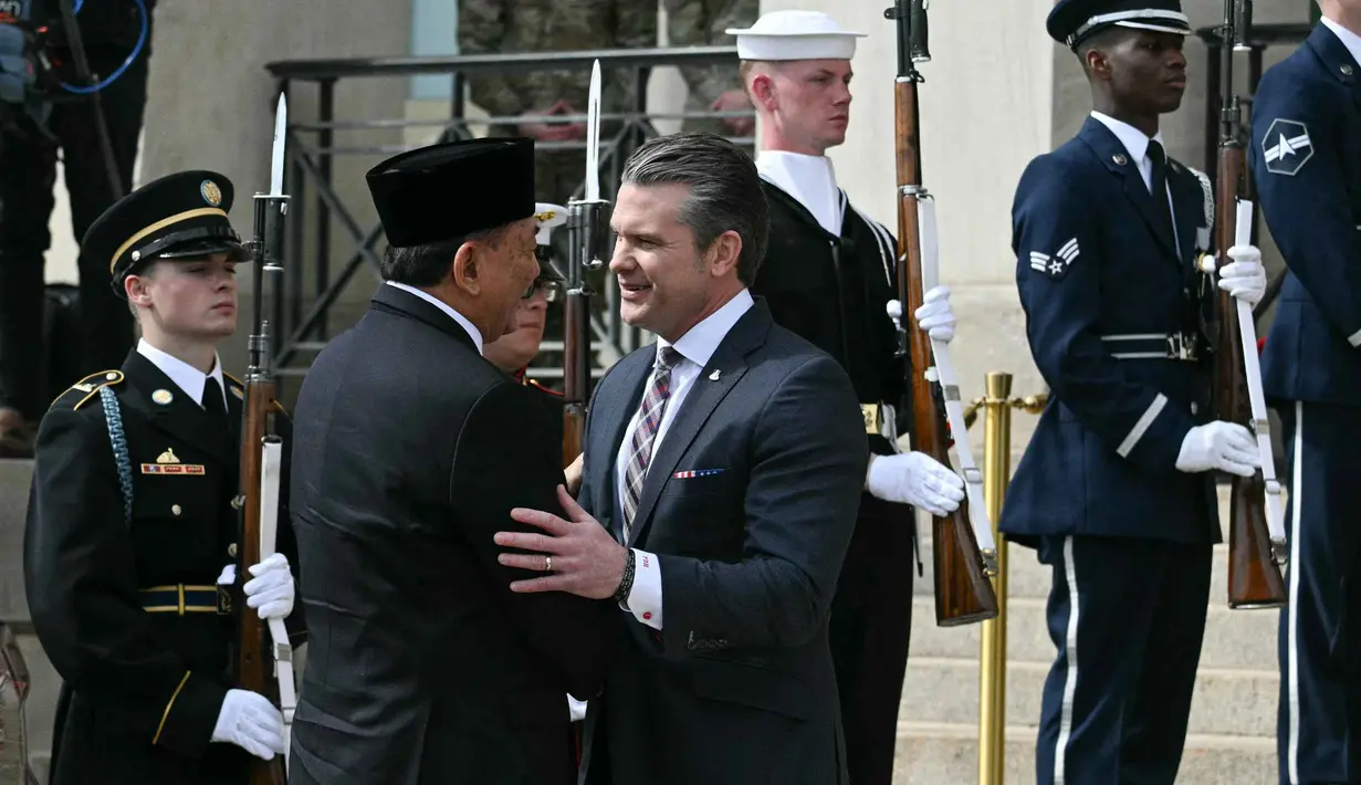 Kemitraan ini akan menjadi kerangka kerja untuk memajukan kerja sama pertahanan bilateral antara Amerika Serikat dan Indonesia. Tampak dalam foto, Menteri Urusan Perang Amerika Serikat, Pete Hegseth (ketiga kiri) menyambut kedatangan Menteri Pertahanan Republik Indonesia, Sjafrie Sjamsoeddin, sesaat sebelum upacara penghormatan di Pentagon, Arlington, Virginia, pada 13 April 2026. (Jim Watson/AFP)