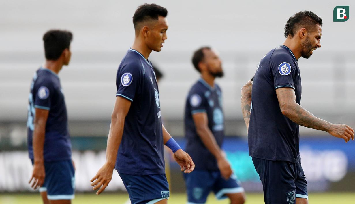 Sementara itu, Persela Lamongan dengan berat hati harus terdegradasi ke Liga 2 setelah menempati urutan ke-17 klasemen akhir BRI Liga 1 2021/2022. (Bola.com/M Iqbal Ichsan)