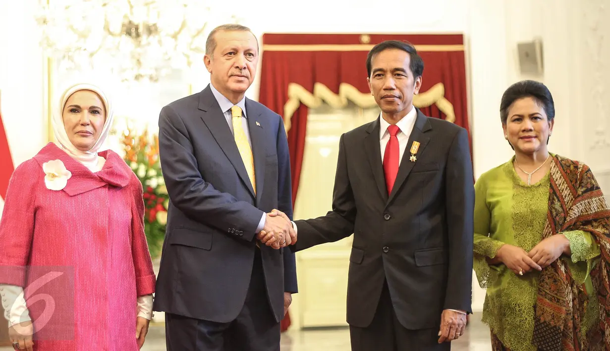 Presiden Turki Tayyip Erdogan dan istrinya Emine saat berkunjung ke Indonesia pada 31 Juli 2015. (Liputan6.com/Herman Zakharia)