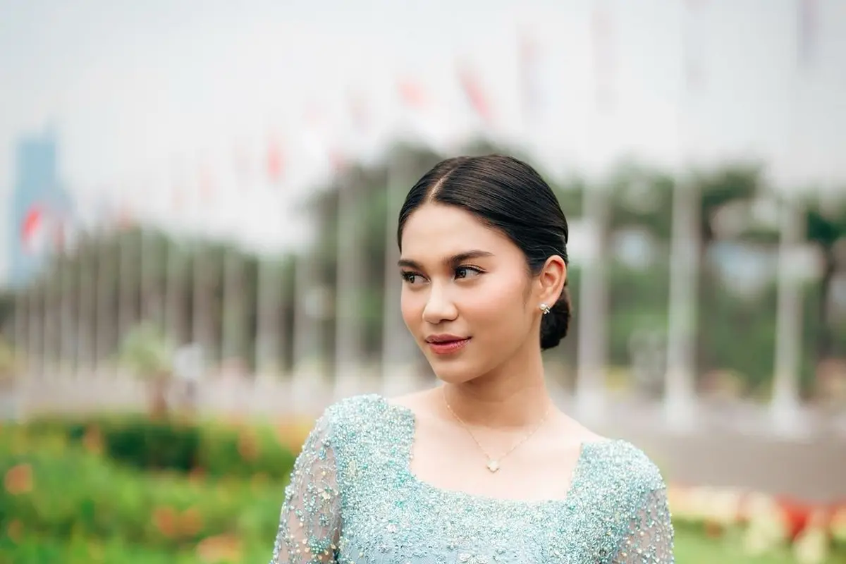 Tampilan Fresh Azizah Salsha di Pelantikan Anggota DPR, Pakai Kebaya Biru Aqua Sambil Jinjing Heels Rp18jutaan