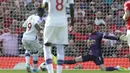 Proses terjadinya gol yang dicetak striker Crystal Palace, Jordan Ayew, ke gawang Manchester United pada laga Premier League di Stadion Old Trafford, Manchester, Sabtu (24/8). MU kalah 1-2 dari Palace. (AFP/Lindsey Parnaby)