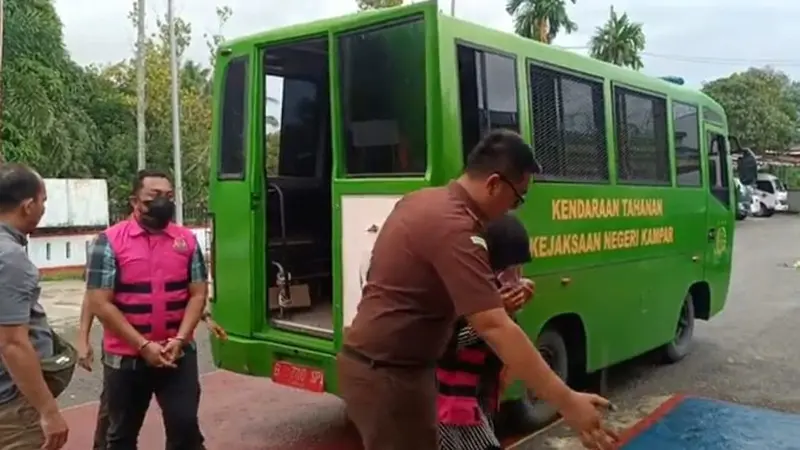 Tersangka korupsi pupuk bersubsidi digiring petugas Kejari Kampar ke Lapas Bangkinang untuk ditahan.