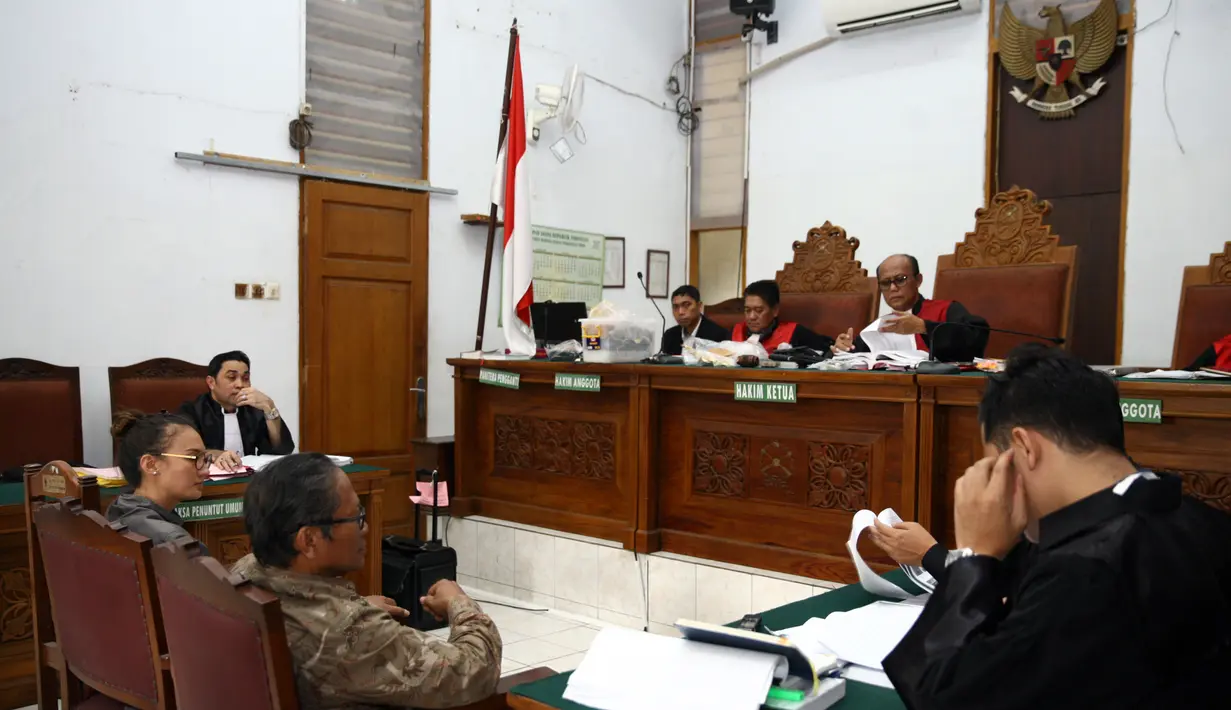 Perempuan yang hobi treveling itu mengaku bahwa lega setelah memenuhi panggilan. Ia berharap tidak melulu dikait-kaitkan dengan Gatot Brajamusti. Lantaran pada panggilan sebelumnya berhalangan hadir. (Nurwahyunan/Bintang.com)