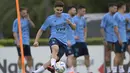 Penyerang Argentina Julian Alvarez mengoper bola saat sesi latihan menjelang pertandingan persahabatan melawan timnas Panama dan timnas Curacao, di Ezeiza, Buenos Aires, Rabu (22/3/2023). (Photo by JUAN MABROMATA / AFP)