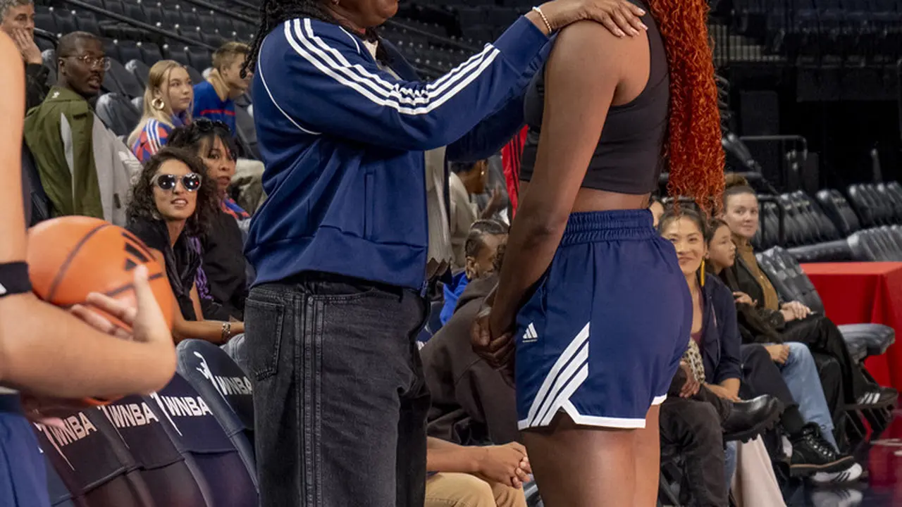 Aliyah Boston, seorang penyerang basket profesional Amerika dan center untuk Demam Indiana dari Asosiasi Bola Basket Nasional Wanita (Foto Dok: Adidas Indonesia)
