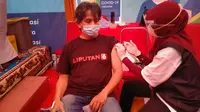 Warga di Bandung menerima vaksin Covid-19 yang diselemggarkan di Gedung Pakuan, Kamis (18/3/2021). (Liputan6.com/Huyogo Simbolon)