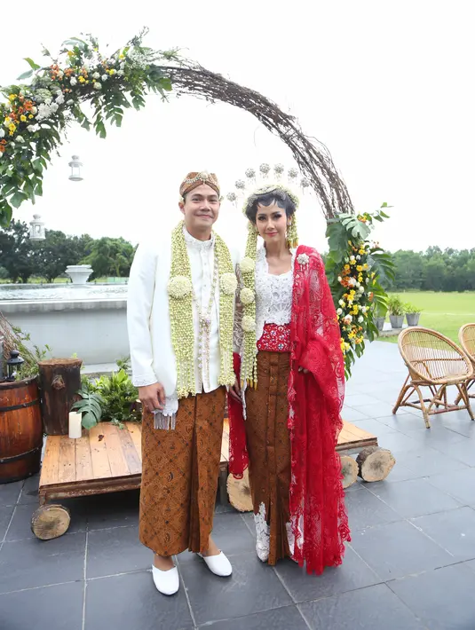 Meski sudah sah menjadi sepasang suami istri, Arie beberapa kali diminta tidak tegang saat sesi pengambilan foto. "Jangan tengang dong mas Arie, santai saja," ujar pembawa acara di pernikahannya dengan Ardina Rasti. (Daniel Kampua/Bintang.com)