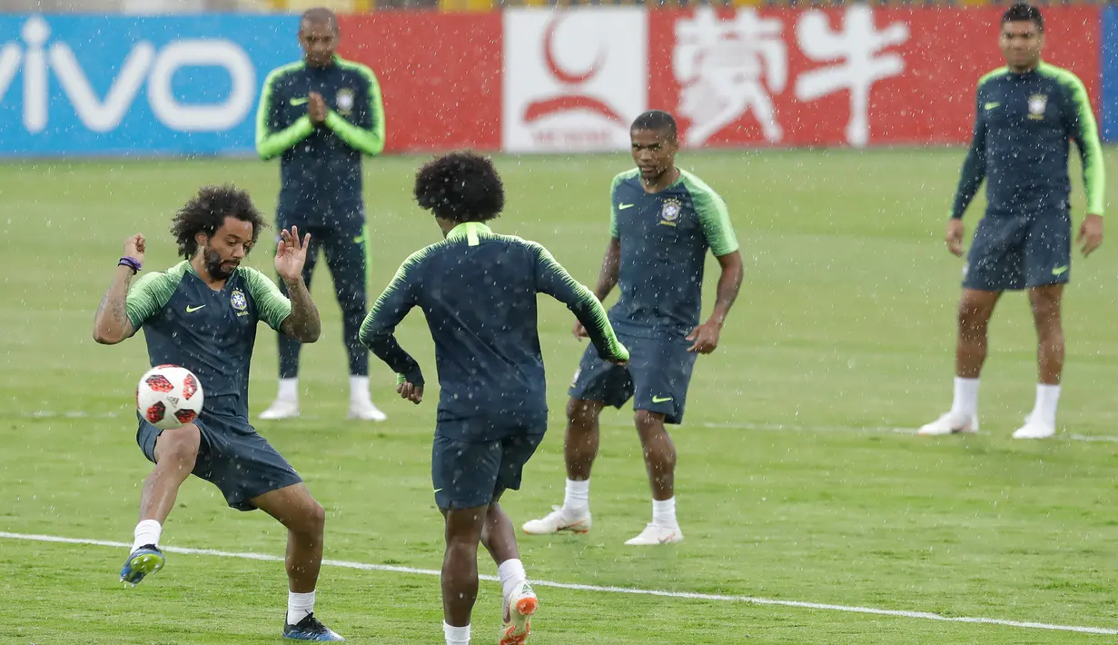 Pemain Brasil, Marcelo (kiri) berlatih dengan rekan setimnya jelang menghadapi Belgia dalam perempat final Piala Dunia 2018 di Stadion Tsentralny, Kazan, Rusia, Kamis (5/7). (AP Photo/Andre Penner)