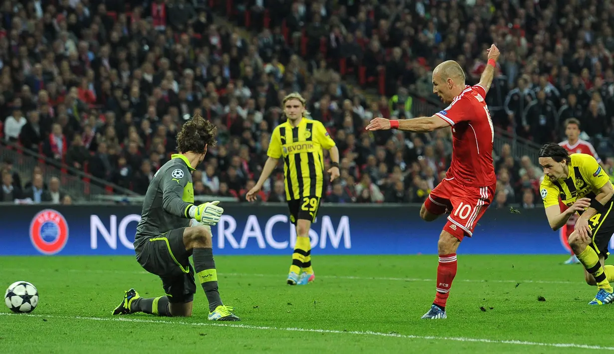 Final musim 2012/2013. Dua tim dari Liga Jerman, Borussia Dortmund dan Bayern Munchen bertemu di laga final Liga Champions musim 2012/2013. Laga yang digelar di Wembley Stadium, London, Inggris (25/5/2013) itu akhirnya dimenangkan Bayern Munchen dengan skor 2-1. Dua gol Bayern Munchen dicetak oleh Mario Mandzukic pada menit ke-60 dan Arjen Robben di menit ke-89. Sementara satu-satunya gol Dortmund dicetak oleh Ilkay Gundogan di menit ke-68 melalui eksekusi penalti. (AFP/Andrew Yates)