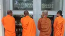 Biksu berdoa di depan stupa yang berisi ratusan tengkorak manusia dan tulang korban rezim Khmer Merah di Choeung Ek memorial, Kamboja (17/4). Mereka berdoa untuk memperingati 42 tahun jatuhnya rezim Khmer Merah pimpinan Pol Pot. (AP Photo/Heng Sinith)
