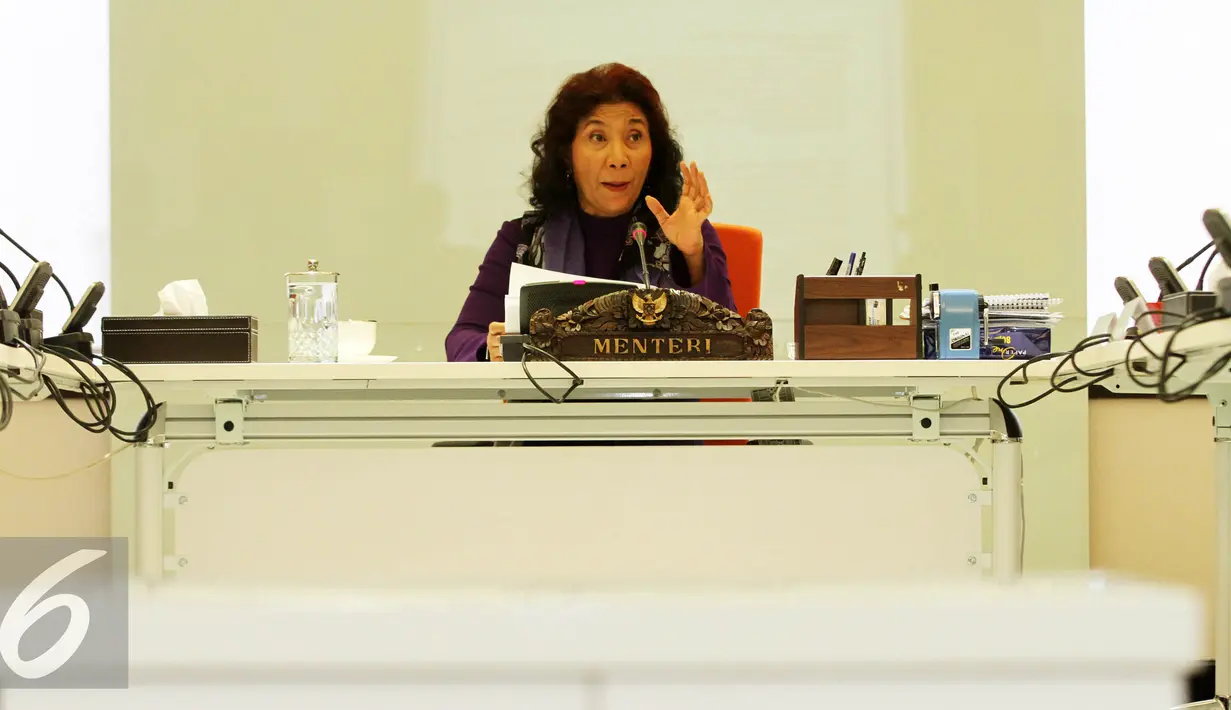Menteri KKP, Susi Pudjiastuti memberikan keterangan terkait illegal fishing di Jakarta, Jumat (2/10/2015). Selama periode September 2015, PSDKP KKP berhasil menangkap sembilan kapal pelaku illegal fishing. (Liputan6.com/Immanuel Antonius)
