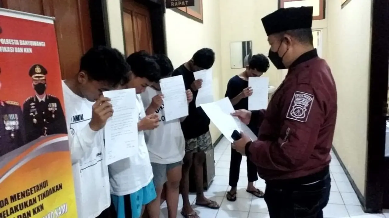Sejumlah remaja pelaku perang sarung diamankan Polsek Kota Banyuwangi ( Istimewa)