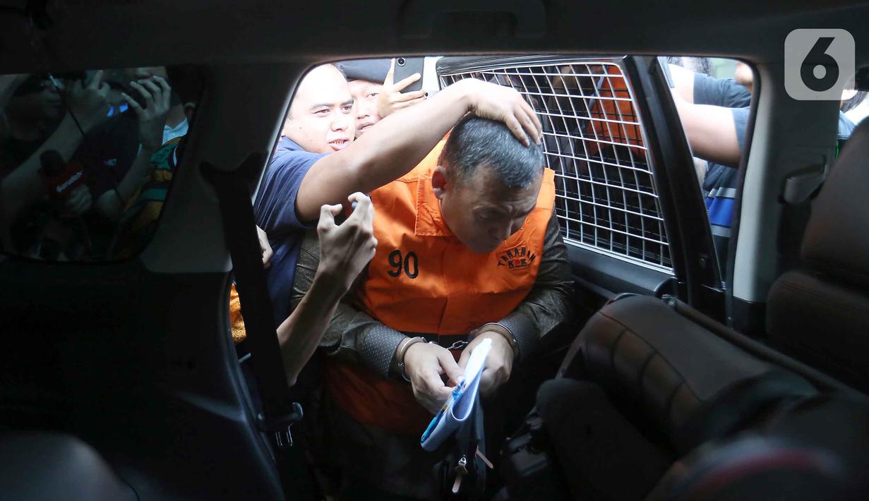Wakil Menteri Imigrasi dan Pemasyarakatan (Wamen Imipas), Silmy Karim, dibantu petugas saat masuk ke dalam mobil tahanan usai menjalani pemeriksaan intensif di Gedung Merah Putih Komisi Pemberantasan Korupsi (KPK), Jakarta, Kamis (4/6/2026). (Liputan6.com/Helmi Fithriansyah)