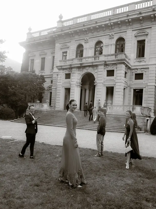 Gaya Kondangan Luna Maya yang Simpel tapi Fashionable (Foto: Instagram @lunamaya)
