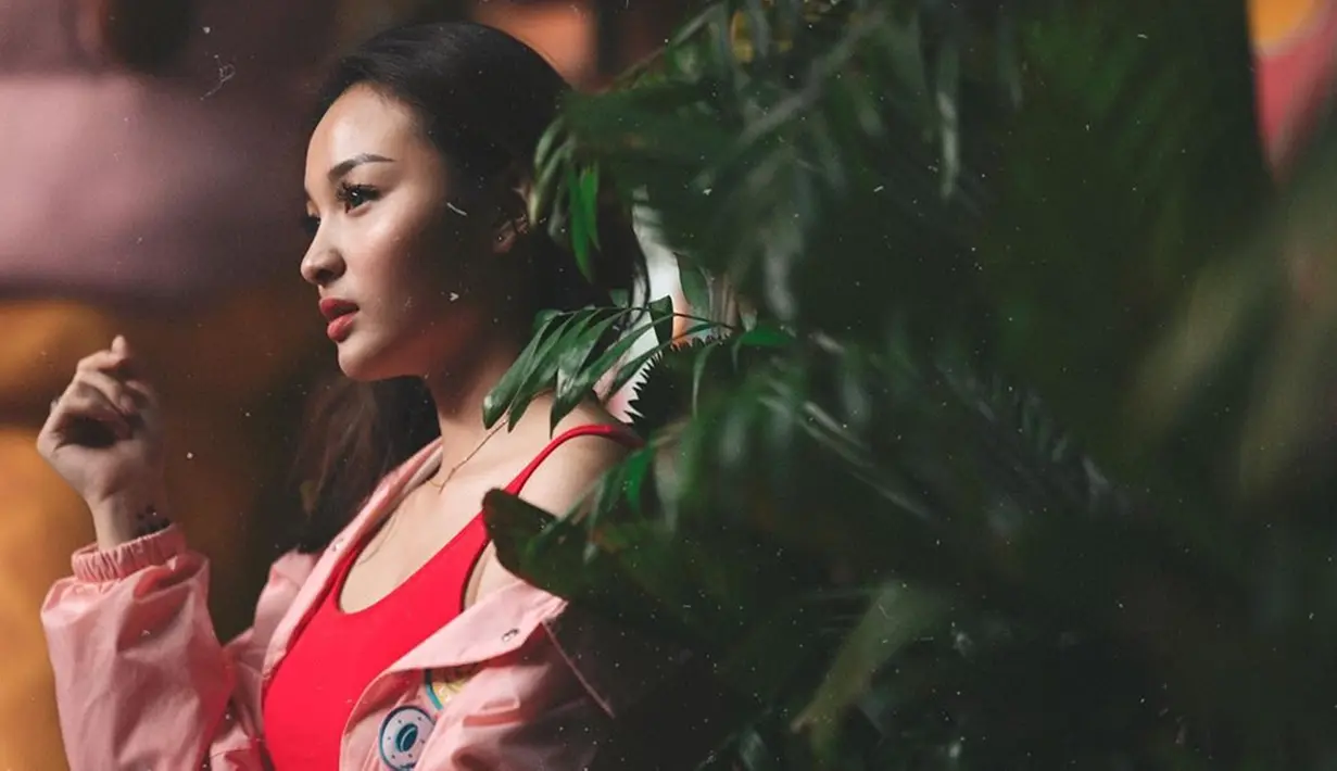 Mantan kekasih Young Lex ini juga aktif sebagai YouTuber. 
Memiliki paras cantik, Revina VT kerap disebut-sebut mirip dengan Zaskia Gotik. (Liputan6.com/IG/@revinavt)