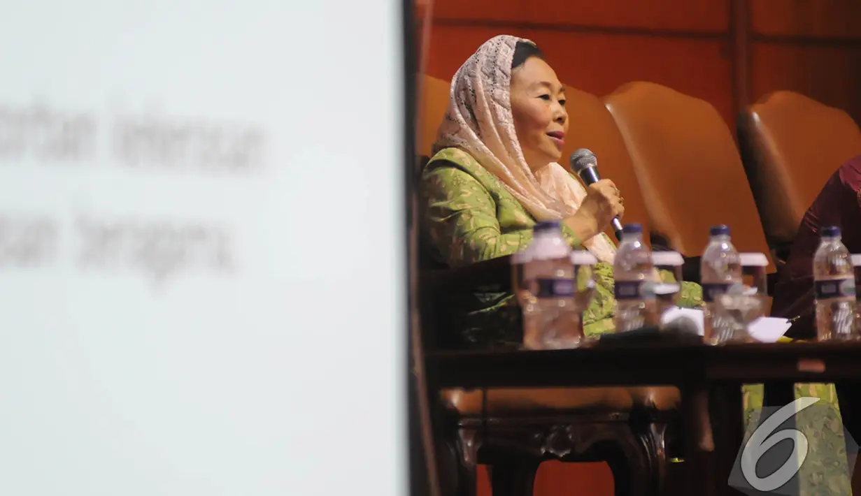 Sinta Nuriyah Wahid mendorong agar Presiden RI memberikan sanksi kepada pemerintah daerah yang membiarkan diskriminasi terjadi didaerahnya, Jakarta, Senin (22/12/2014). (Liputan6.com/Herman Zakharia)