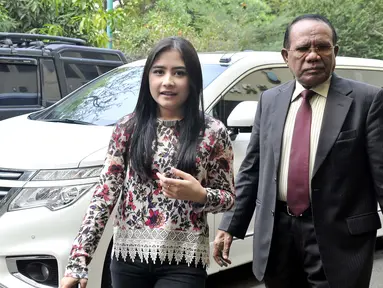 Pesinetron muda, Prilly Latuconsina didampingi pengacaranya mendatangi Polda Metro Jaya, Jakarta, Jumat (31/7/2015). Kedatangannya untuk melaporkan kasus foto bugil mirip dirinya yang beredar di dunia maya. (Liputan6.com/Panji Diksana) 