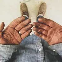 Jangan pikir kesuksesan itu bisa didapatkan hanya dengan keturunan. Jerih payah adalah salah satu kunci utama untuk sukses. 