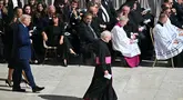 Presiden Amerika Serikat (AS) Donald Trump (kiri) dan Ibu Negara Melania Trump saat tiba menjelang misa pemakaman mendiang Paus Fransiskus di Lapangan Santo Petrus, Vatikan, 26 April 2025. (Mandel NGAN/AFP)