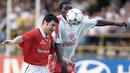 Bek Kiri - Denis Irwin, posisi aslinya adalah bek kanan, tapi Irwin berhasil tampil baik mengawal lini belakang sisi kiri MU. Bahkan dirinya kerap menjadi andalan dalam mengambil tendangan bebas. (AFP/Vanderlei Almeida) 