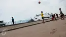 Anak-anak bermain bola di pelataran Pelabuhan Kali Adem, Muara Angke, Jakarta, Rabu (4/1). Mereka yang tinggal di pemukiman sekitar memanfaatkan Pelabuhan Kali Adem sebagai arena bermain selama mengisi masa liburan sekolah. (Liputan6.com/Gempur M Surya)