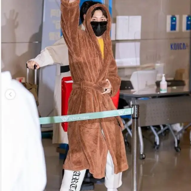 Gaya Anti Mainstream J-Hope BTS, Pakai Baju Mirip Handuk ke Bandara