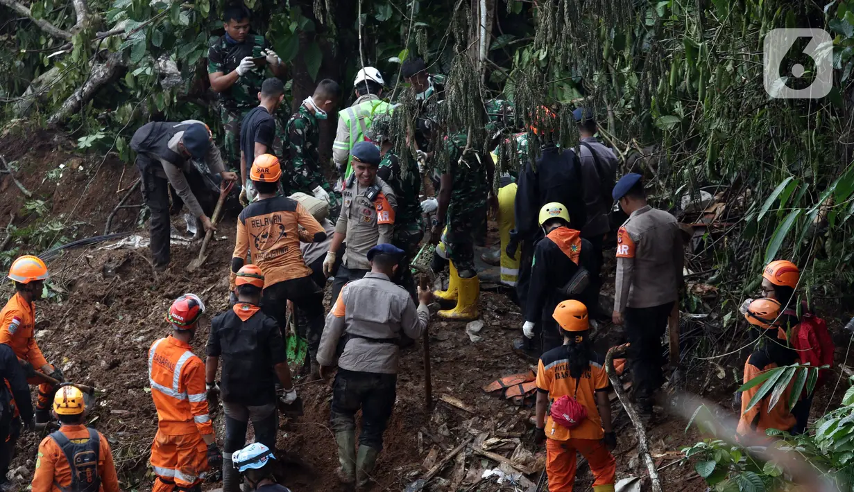 Tim SAR gabungan berusaha mencari sisa korban tanah longsor akibat gempa Cianjur di kawasan, Cugenang Kabupaten Cianjur Jawa Barat, Jumat (25/11/2022). Upaya pencarian korban terpaksa dihentikan sementara akibat hujan. (Liputan6.com/Helmi Fithriansyah)