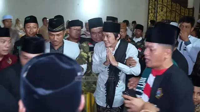 Gus Iqdam Masih Sempat Menyapa Jemaahnya (SS: YT  Creators Entertainment)