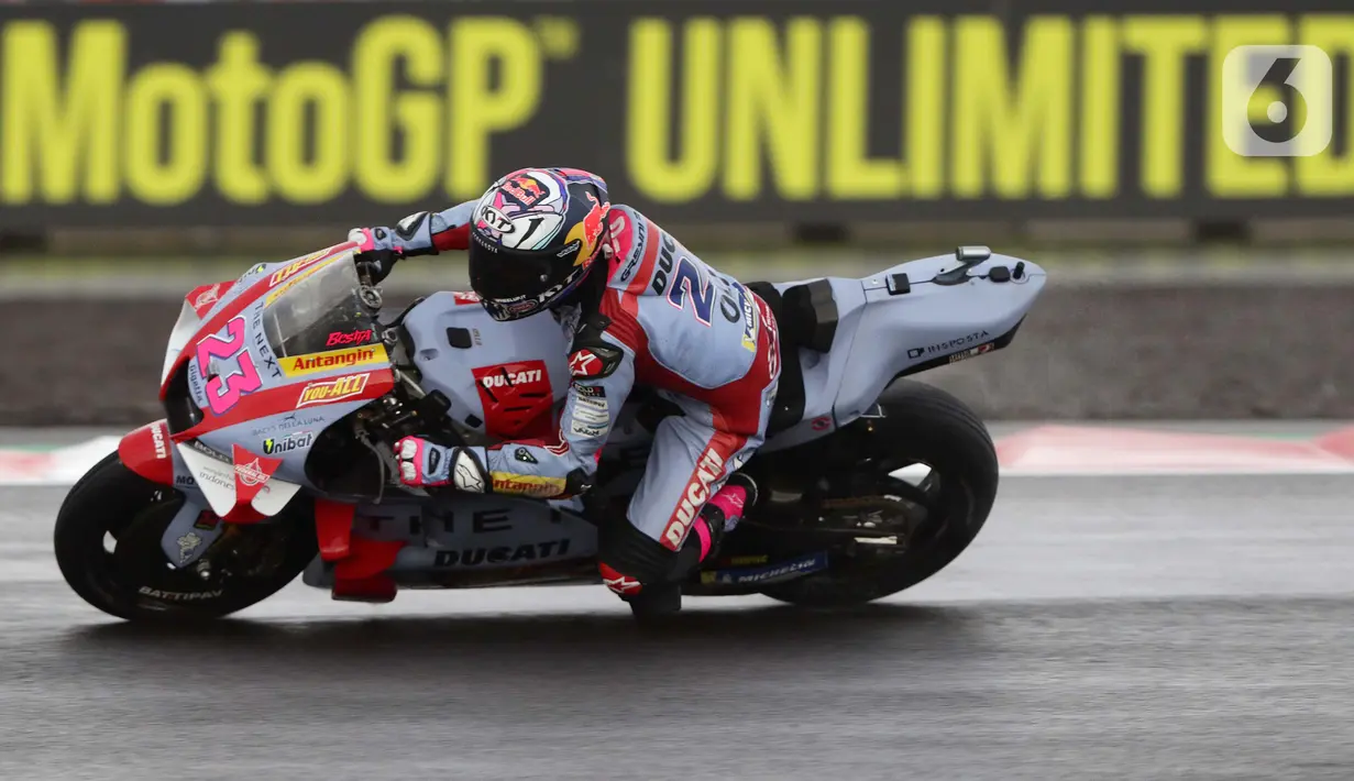 Pembalap Gresini Racing MotoGP, Enea Bastianini memacu motornya di Pertamina Mandalika International Street Sirkuit, Nusa Tenggara Barat, Minggu (20/3/2022). Pembalap Red Bull KTM Factory Racing, Miguel Oliveira menempati posisi pertama MotoGP Mandalika 2022. (Liputan6.com/Helmi Fithriansyah)