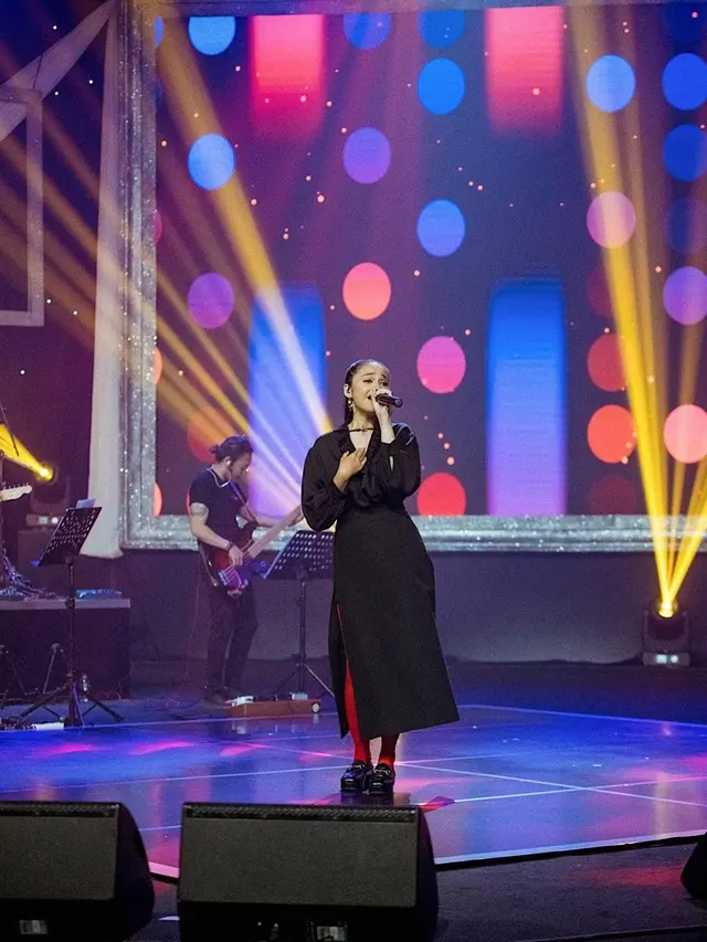 Gaya 6 Seleb Wanita dalam Konser 25 Tahun Melly Goeslaw dan Anto Hoed, Menawan