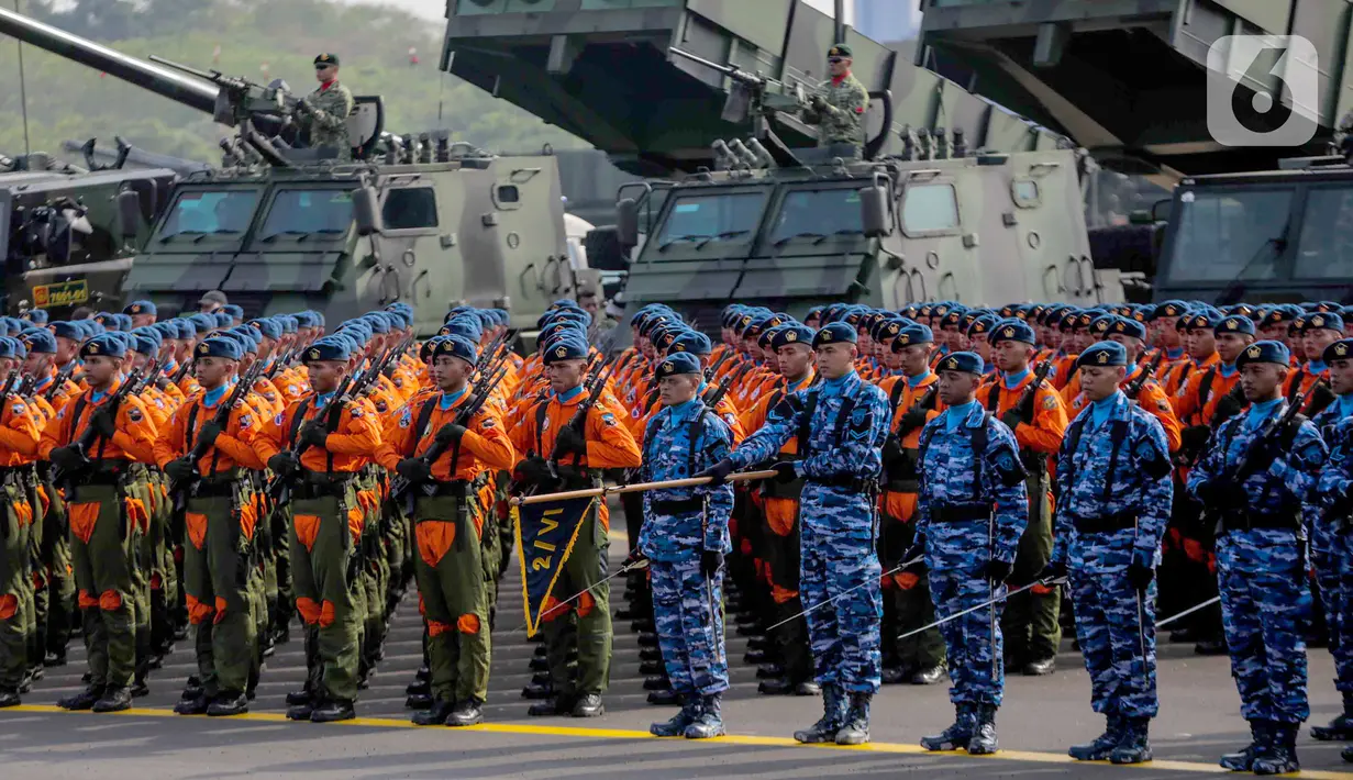 Personel TNI mengikuti upacara saat gladi bersih HUT ke-74 TNI di Lanud Halim Perdanakusuma, Jakarta, Kamis (3/10/2019). Tema HUT kali ini adalah 'TNI Profesional Kebanggaan Rakyat'. (Liputan6.com/Faizal Fanani)