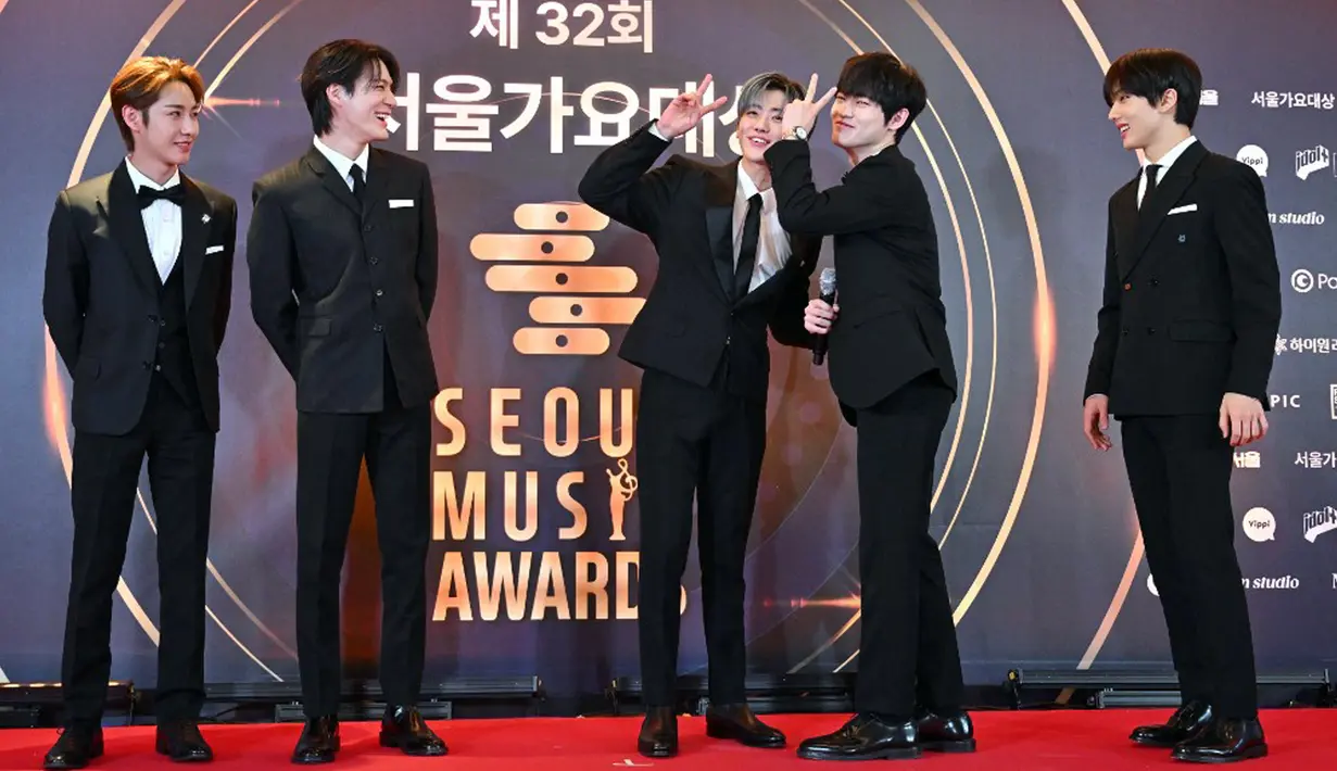 Personel NCT Dream berpose saat melintasi karpet merah acara Seoul Music Awards di KSPO Dome, Seoul, Korea Selatan, 19 Januari 2023. Para perseonel NCT Dream mengucapkan terima kasih sehubungan dengan kemenangan mereka. (Jung Yeon-je/AFP)