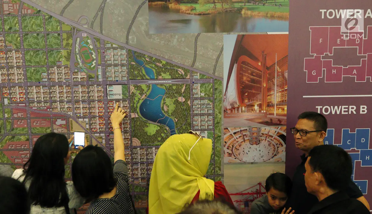 Pengunjung melihat show unit saat grand launching kota baru bernama Meikarta di Cikarang, Jawa Barat (17/8). Lippo Group menginvestasikan Rp 278 triliun untuk melakukan pengembangan di atas lahan seluas 500 hektar. (Liputan6.com/Fery Pradolo)