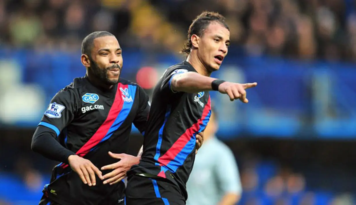 Striker Crystal Palace Marouane Chamakh (kanan) melakukan selebrasi setelah berhasil menyamai kedudukan pada pertandingan sepak bola Liga Inggris antara Chelsea vs Crystal Palace di Stamford Bridge, London (141213). (AFP/Glyn Kirk)