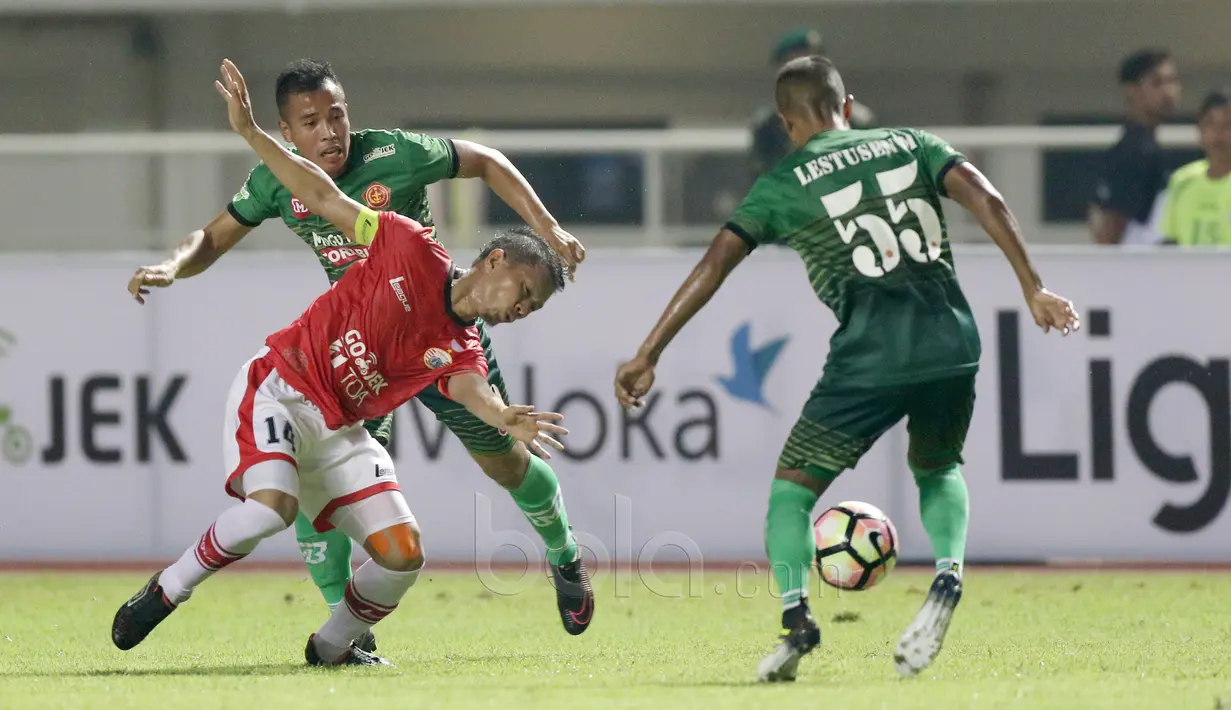 Aksi pemain Persija Jakarta, Ismed Sofyan (tengah) saat berebut bola dengan pemain PS TNI pada laga Liga 1 2017 di Stadion Pakansari, Bogor, (8/6/2017). Persija menang 2-0. (Bola.com/Nicklas Hanoatubun)
