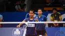 Dalam waktu 31 menit, Greysia Polii/Nitya Krishinda mengalahkan pasangan Singapura itu melalui straight game, 21-11 dan 21-13, Jakarta, Rabu (18/6/14). (Liputan6.com/Miftahul Hayat)