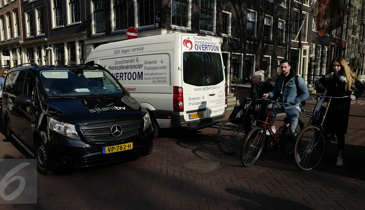 Pesepeda menunggu mobil melintas untuk menyeberang di sekitar kawasan Amsterdam, Kamis (20/4). Dibandingkan moda transportasi lain, sepeda sepertinya menjadi pilihan utama untuk menemani warga Amsterdam beraktivitas. (Liputan6.com/Immanuel Antonius)