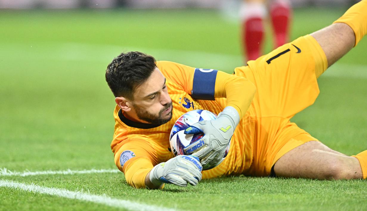 Seluruh 32 kontestan di putaran Piala Dunia 2022 Qatar tentu akan mengirimkan para pemain tebaiknya untuk berlaga di edisi ke-22 pesta sepak bola empat tahunan paling akbar sejagat tersebut. Tak terkecuali 4 negara yang tergabung di Grup D yang berisikan Prancis, Denmark, Australia dan Tunisia. Meski skuad resmi baru akan diumumkan pada 15 November 2022, namun para pemain aktif yang kaya pengalaman pasti akan diprioritaskan. Seperti 4 pemain berikut dengan jumlah caps terbanyak bagi masing-masing tim dan sama-sama dipercaya menjadi kapten tim. (AFP/Joe Klamar)