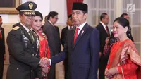 Presiden Joko Widodo (Jokowi) didampingi Ibu Negara, Iriana Jokowi berfoto bersama Letjen Andika Perkasa seusai pelantikan sebagai Kepala Staf TNI Angkatan Darat (KSAD) di Istana Kepresidenan, Kamis (22/11). (Liputan6.com/Angga Yuniar)